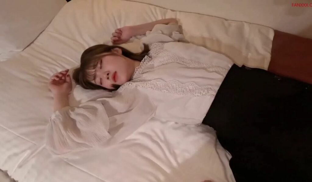 Poster of Chuốc say rồi địt em gái xinh đẹp khi ngủ say