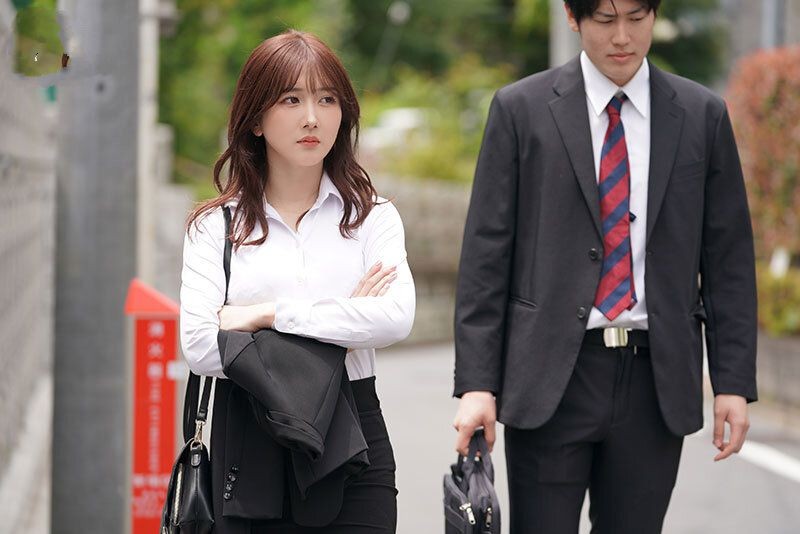 Poster of Cô nàng đồng nghiệp khó tính xinh đẹp của tôi là gái gọi lúc nữa đêm