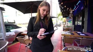 Poster of đi ăn gặp em phục vụ đáng yêu và cái kết sung sướng