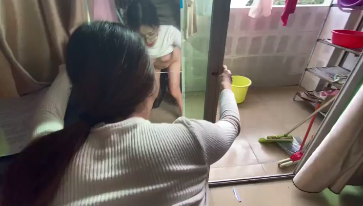 Poster of Doggy em trước gương