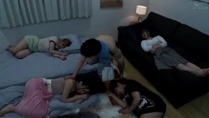 Poster of Mấy cô bạn thân để ngủ nhờ, nữa đêm thanh niên lén làm tình từng em