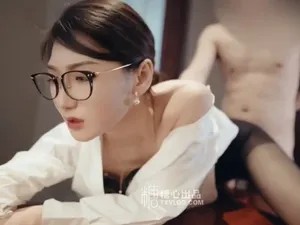 Poster of Vào phòng riêng được quản lý nữ dam dang liếm cây hàng cho